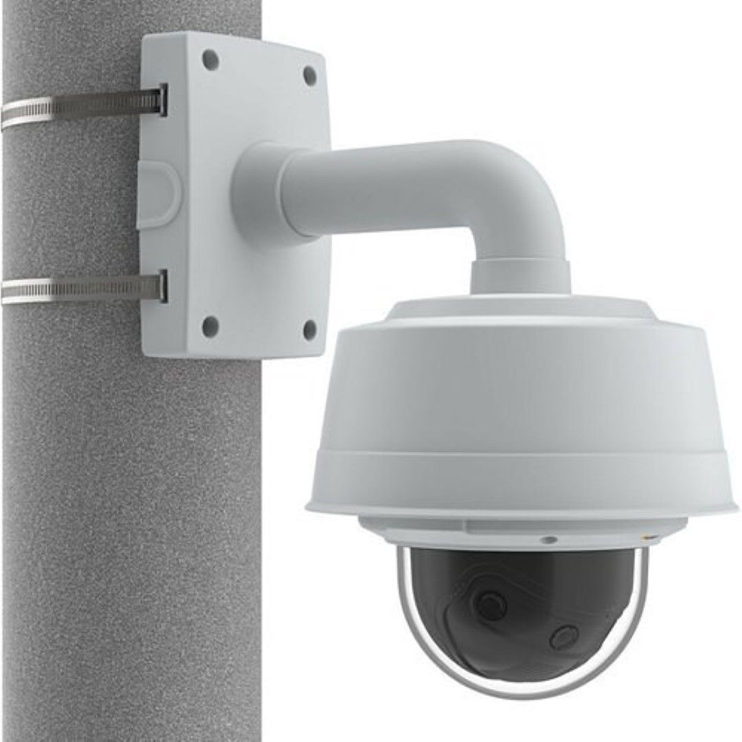 Witte Axis T91B67 paalbeugel met roestvrijstalen banden en gemonteerde domecamera voor buiteninstallatie.