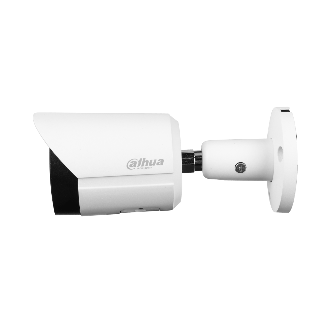 Witte Dahua 8MP WizSense bullet camera met vaste lens, zonnekap en verstelbare muurbeugel voor buitenbeveiliging.