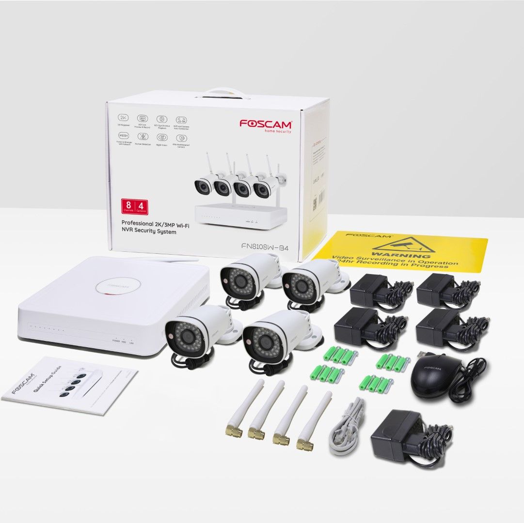 Foscam FN8108W WiFi NVR set met vier witte bullet camera's, stroomadapters, muis en handleiding in verpakking.