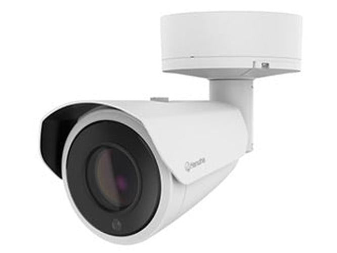 Witte Hanwha PNO-A9311R 4K bullet beveiligingscamera met grote varifocale lens voor buitenmontage.