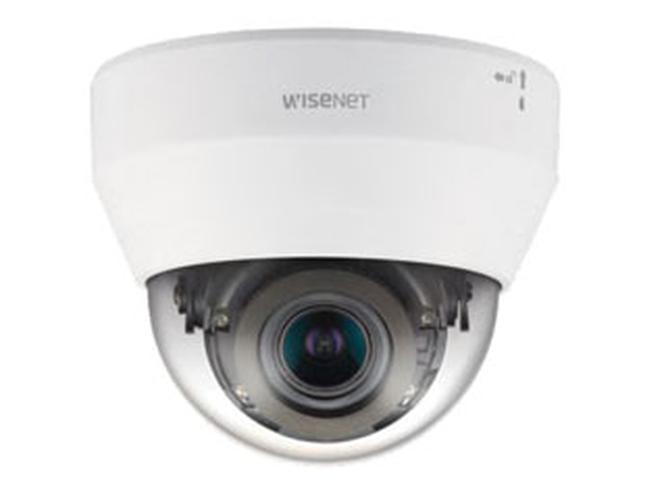 Witte Hanwha Wisenet QND-6082R indoor dome beveiligingscamera met varifocale lens en transparante koepel.