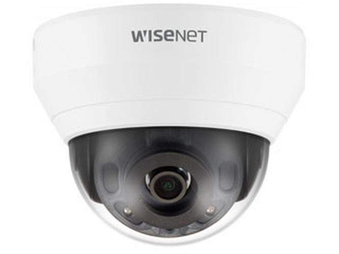 Witte Hanwha Wisenet QND-7022R indoor dome beveiligingscamera met 4MP lens en compact design.