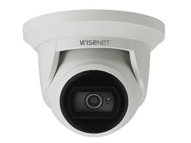Witte Hanwha Wisenet 5MP outdoor dome beveiligingscamera met vaste lens en robuust compact design.