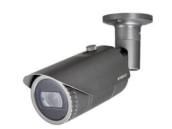 Grijze Hanwha QNO-6082R1 outdoor bullet beveiligingscamera met varifocale lens en verstelbare muurbeugel.