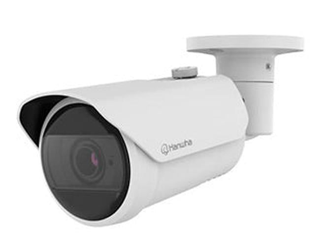 Witte Hanwha QNO-C6083R outdoor bullet beveiligingscamera met varifocale lens en zonnekap.
