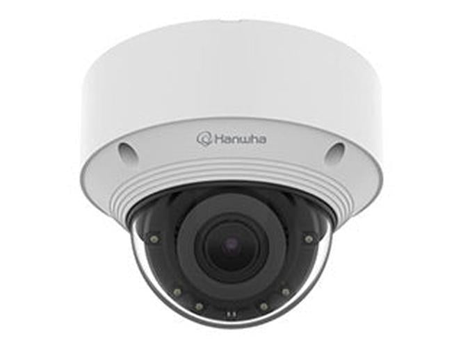 Witte Hanwha QNV-C6083R vandaalbestendige dome beveiligingscamera met varifocale lens voor buiten.