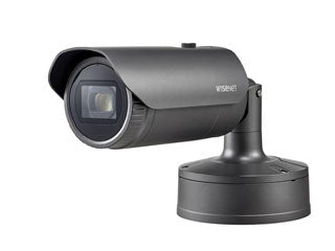 Wisenet XNO-6120R 2MP outdoor bullet camera met 12x optische zoom en zonnekap in een donkergrijze behuizing.