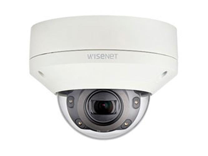 Wisenet XNV-6080R witte outdoor dome beveiligingscamera met varifocale lens en robuuste behuizing.