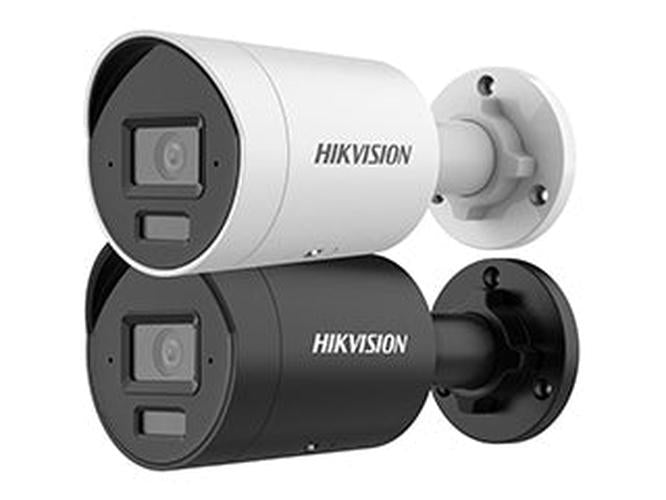 Witte en zwarte Hikvision 4MP AcuSense bulletcamera's met 2.8mm lens en wandbevestiging.