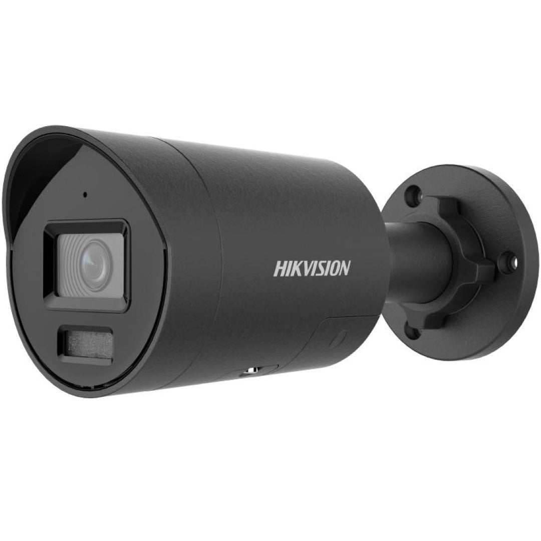 Zwarte Hikvision ColorVu IP-beveiligingscamera met stroboscooplamp en wandmontagebeugel.