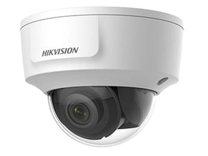 Witte Hikvision AcuSense dome beveiligingscamera met 2.8mm lens en geïntegreerde microfoon voor tweeweg audio.