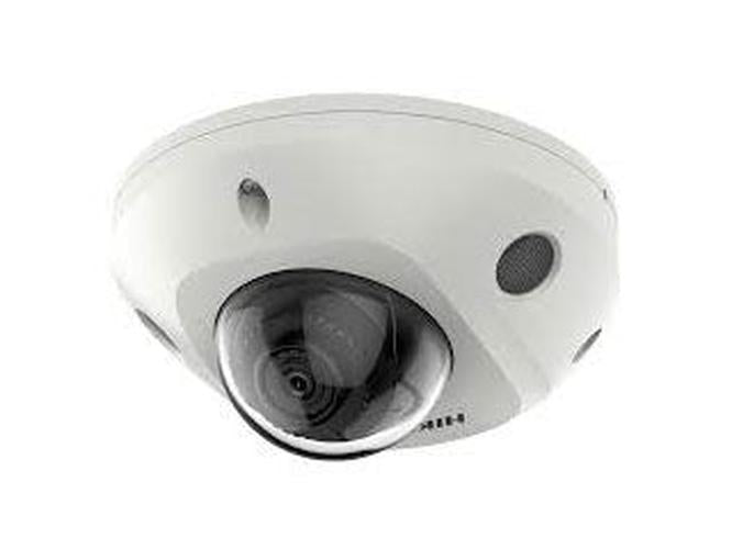 Witte Hikvision AcuSense WiFi dome beveiligingscamera met 2.8mm lens en vandalismebestendige behuizing.
