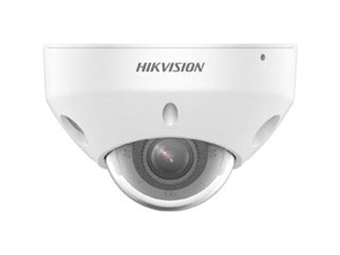 Witte Hikvision 4MP AcuSense dome beveiligingscamera met compact design en heldere lens voor actieve bewaking.