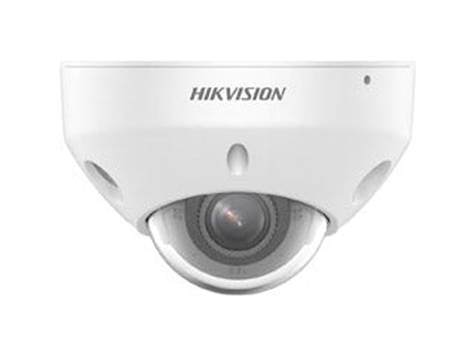 Witte Hikvision 8MP ColorVu mini dome camera met 2.8mm lens en actieve afschrikkingsfunctie voor buitenbeveiliging.