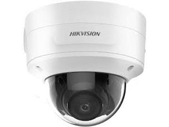 Witte Hikvision 4MP AcuSense domecamera met robuuste metalen behuizing en varifocale lens.