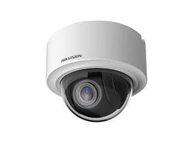 Witte Hikvision 4MP PTZ speed dome camera met glazen koepel en 15x zoomlens voor professionele beveiliging.