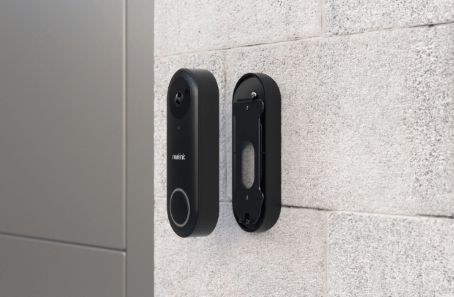 Zwarte 15 graden kantelbeugel voor Reolink D340P en D340W deurbel gemonteerd op een stenen muur.