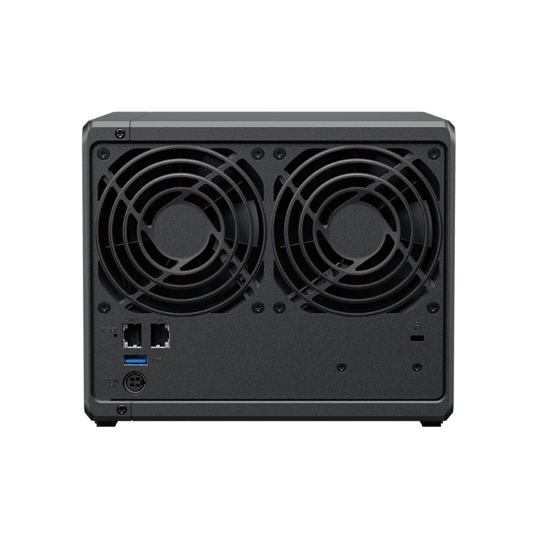 Zwarte achterkant van de Synology DS423+ NAS met twee grote koelventilatoren, LAN-poorten, USB-aansluiting en stroomingang.