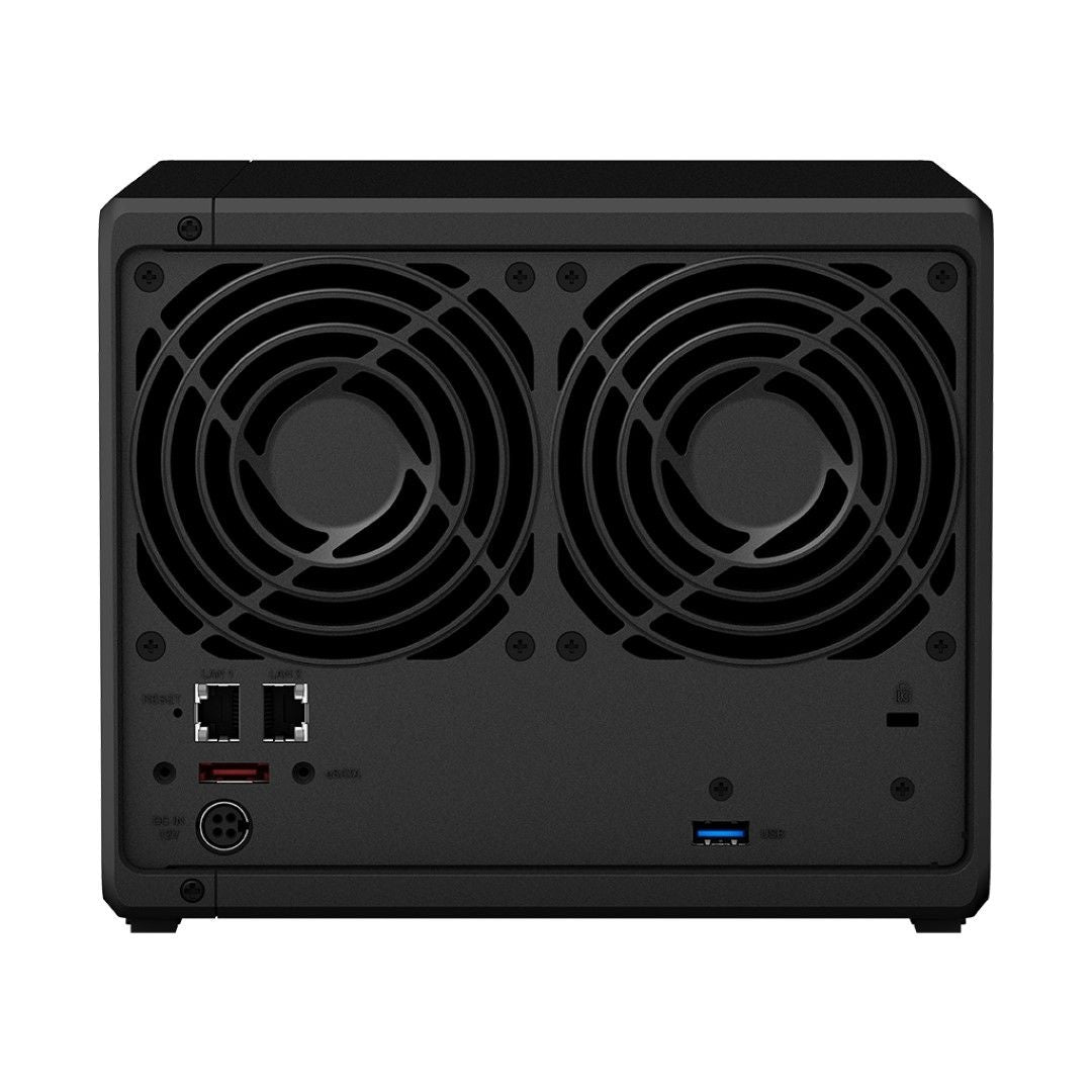 Zwarte achterkant van de Synology DS923+ NAS met twee grote koelventilatoren, LAN-poorten, USB-aansluiting en stroomingang.