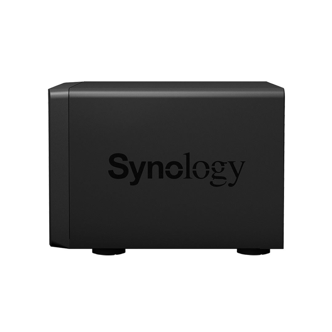 Zwarte Synology DVA3221 desktop NVR met een strak, compact ontwerp en prominent merklogo op de voorzijde.