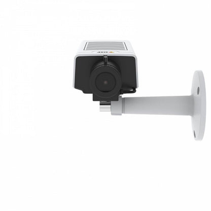 Witte Axis M1135 Mk II boxcamera met zwarte lens en muurbeugel tegen een witte achtergrond.
