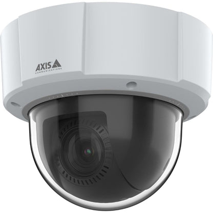 Witte Axis M5526-E PTZ-domecamera met 4MP lens, transparante koepel en robuuste behuizing voor binnen en buiten.