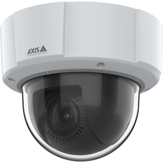 Witte Axis M5526-E PTZ-domecamera met 4MP lens, transparante koepel en robuuste behuizing voor binnen en buiten.