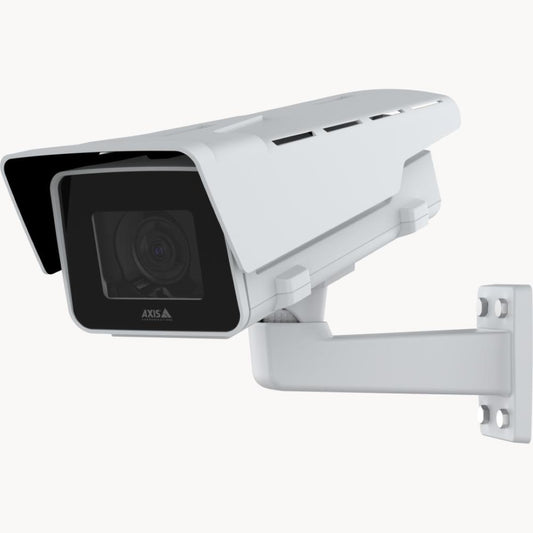 Witte Axis P1385-E robuuste buitenbeveiligingscamera met zonnekap en muurbeugel voor extreme weersomstandigheden.
