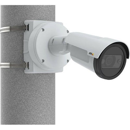 Witte Axis T91B47 paalbeugel met roestvrijstalen banden gemonteerd op een paal met een Axis bulletcamera.