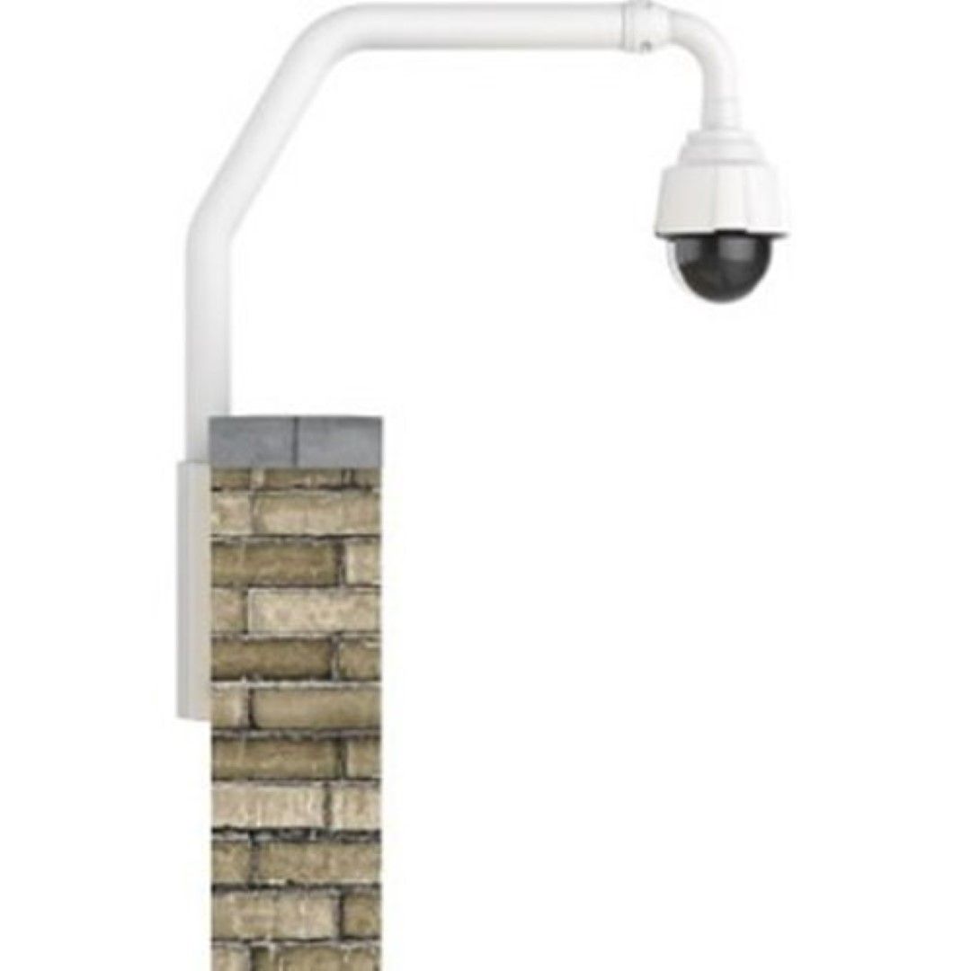 Witte Axis T91D62 telescopische dakrandmontage met beveiligingscamera gemonteerd op een bakstenen muur.