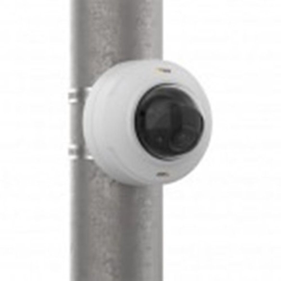 Witte Axis T94C01U universele montagebeugel voor dome-camera bevestigd aan een metalen paal.