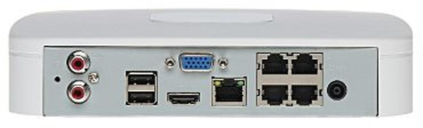 Achterzijde van witte Dahua NVR met vier PoE-poorten, HDMI, VGA, USB en netwerkaansluitingen voor IP-camera's.