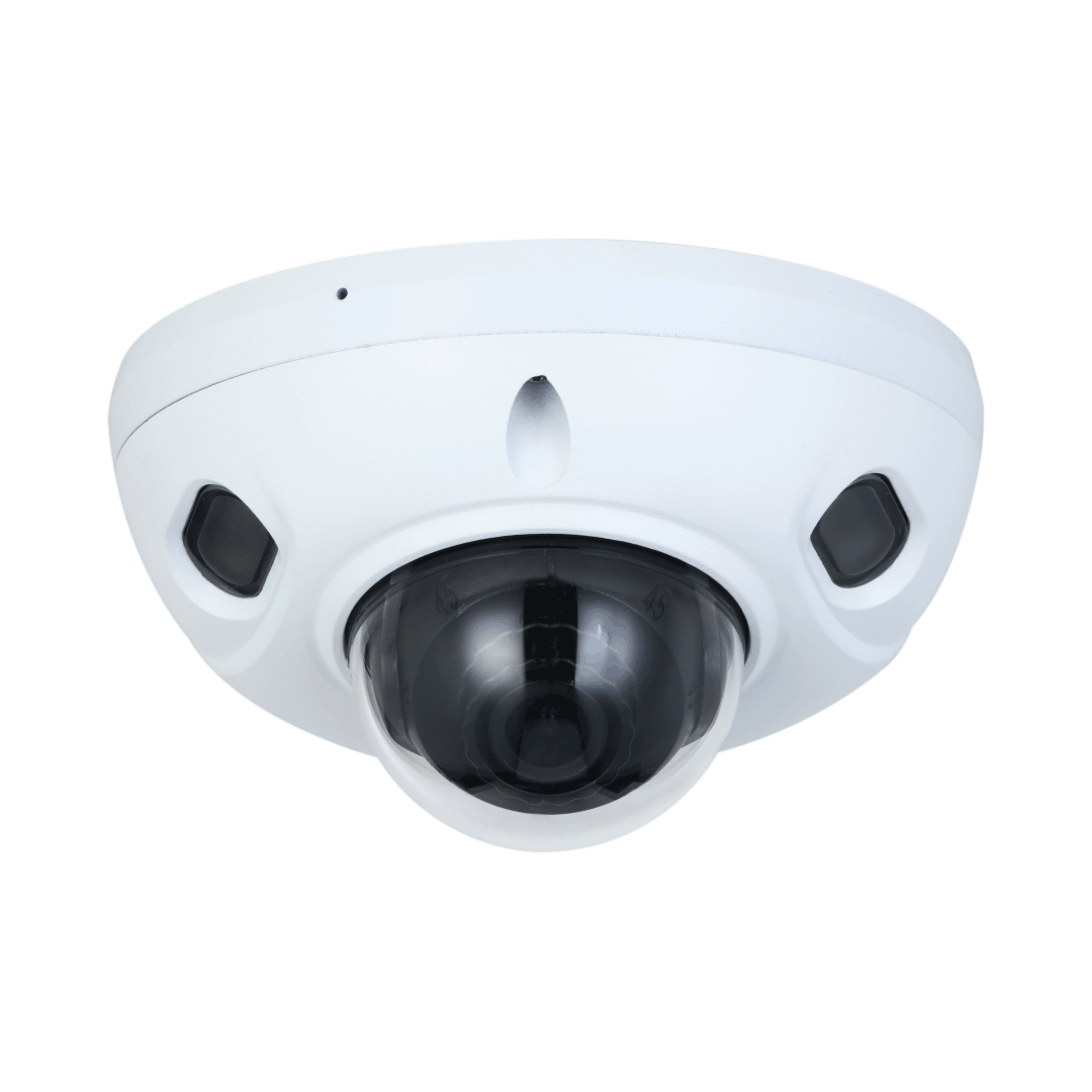 Witte Dahua WizSense dome-beveiligingscamera met zwarte lens en vandaalbestendige behuizing voor plafondmontage.