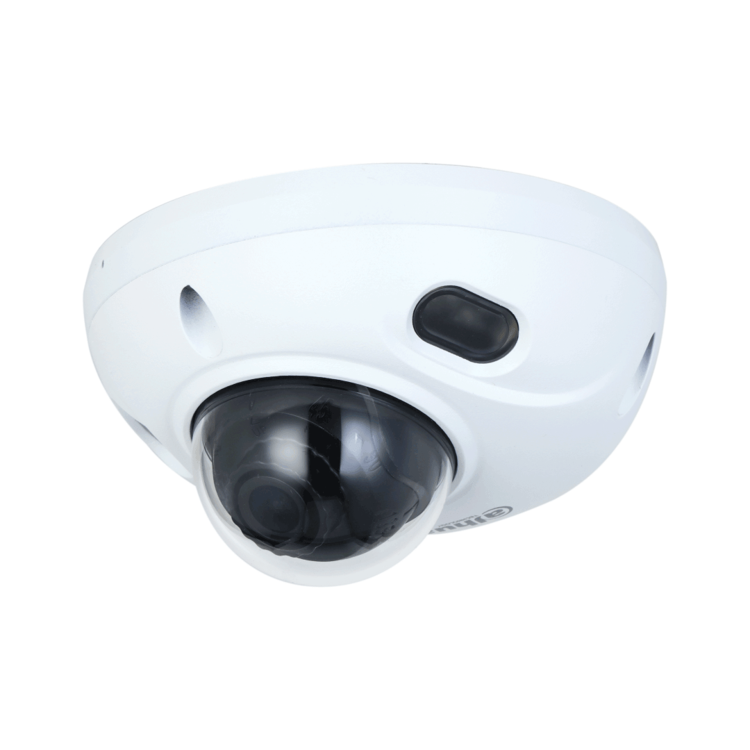 Witte Dahua WizSense dome-beveiligingscamera met vandaalbestendige behuizing en zwarte lenskap.