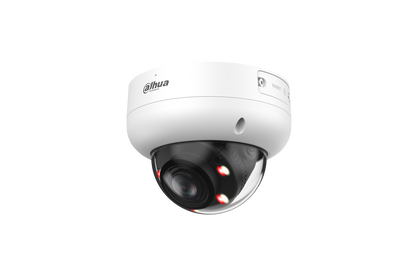 Witte Dahua IPC-HDBW3649R-ZS-IL dome-beveiligingscamera met 2.7-13.5mm varifocale lens en geïntegreerde IR- en warmlichtverlichting.