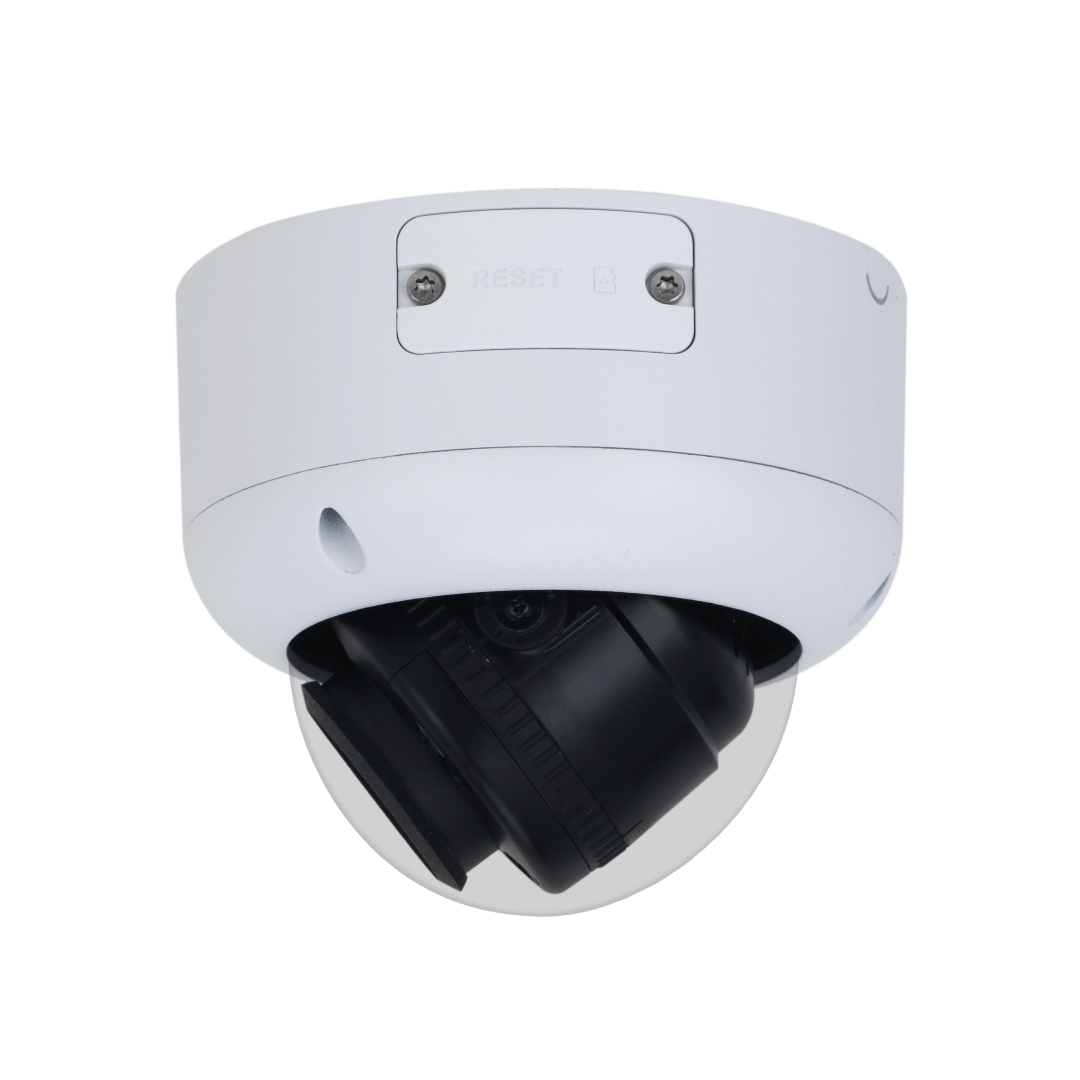 Witte Dahua IPC-HDBW5449R1-ZE-LED dome beveiligingscamera met zwarte lens en zichtbare reset-knop op de behuizing.