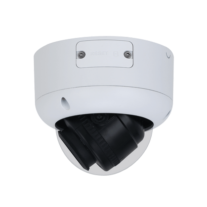 Witte Dahua IPC-HDBW5449R1-ZE-LED dome beveiligingscamera met zwarte lens en zichtbare reset-knop op de behuizing.