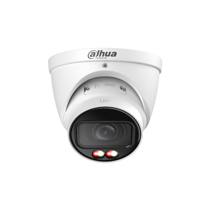 Witte Dahua IPC-HDW3849T-ZS-IL 8MP dome beveiligingscamera met varifocale lens en ingebouwde IR- en warmlichtverlichting.