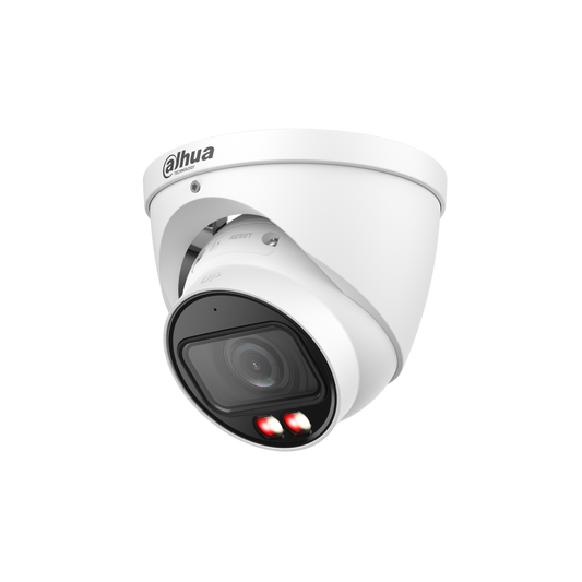 Witte Dahua 8MP dome beveiligingscamera met varifocale lens en ingebouwde IR- en warmlichtverlichting.