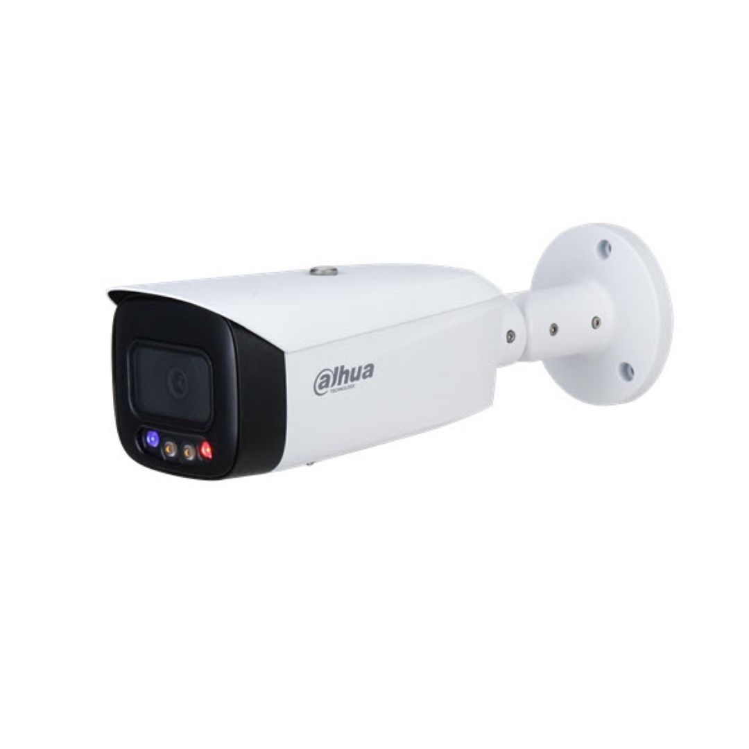 Witte Dahua WizSense 4MP bullet-beveiligingscamera met ingebouwde LED-verlichting en verstelbare muurbeugel.