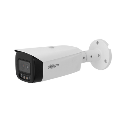 Witte Dahua WizMind bullet-beveiligingscamera met dubbele lens en geïntegreerde LED-verlichting op een wandsteun.