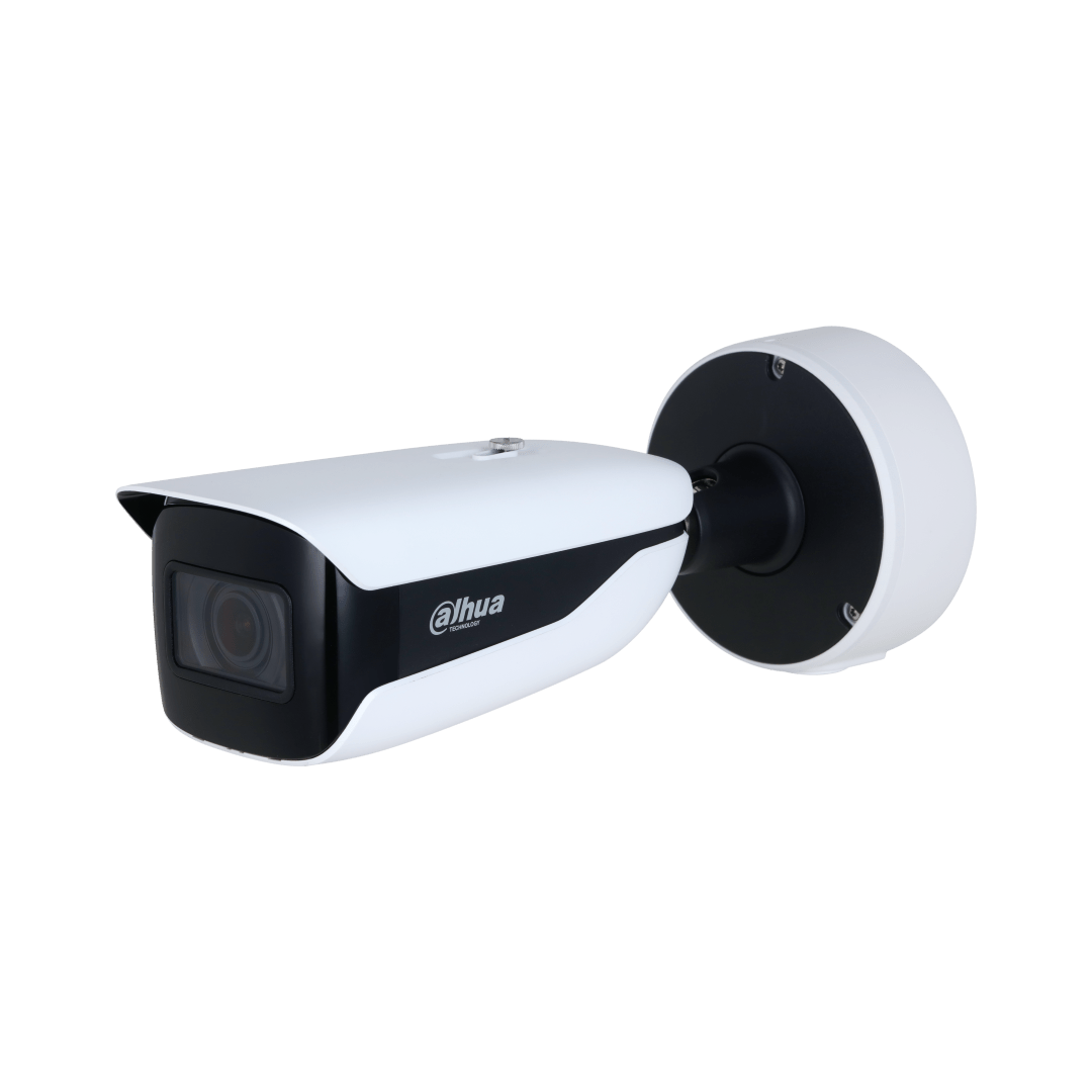 Witte Dahua WizMind bullet-beveiligingscamera met zwarte lensbehuizing en ronde muurbeugel tegen een witte achtergrond.