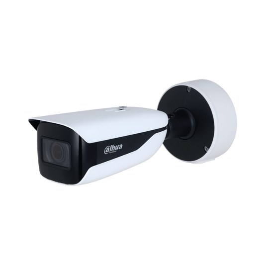 Witte Dahua WizMind bullet-beveiligingscamera met zwarte lensbehuizing en ronde muurbeugel tegen een witte achtergrond.