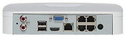 Achterkant van witte Dahua NVR4104-P recorder met vier PoE-poorten, HDMI, VGA, USB en audio-aansluitingen.