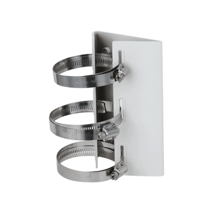 Witte Dahua PFA155A anti-corrosie paalmontagebeugel van roestvrij staal met drie verstelbare metalen klembanden.