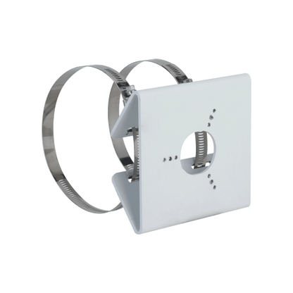 Witte aluminium Dahua PFA157 paalmontagebeugel met metalen bevestigingsbanden voor beveiligingscamera's.