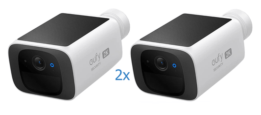 Twee witte Eufy S220 SoloCam 2K beveiligingscamera's met ingebouwd zonnepaneel en zwarte lensbehuizing.