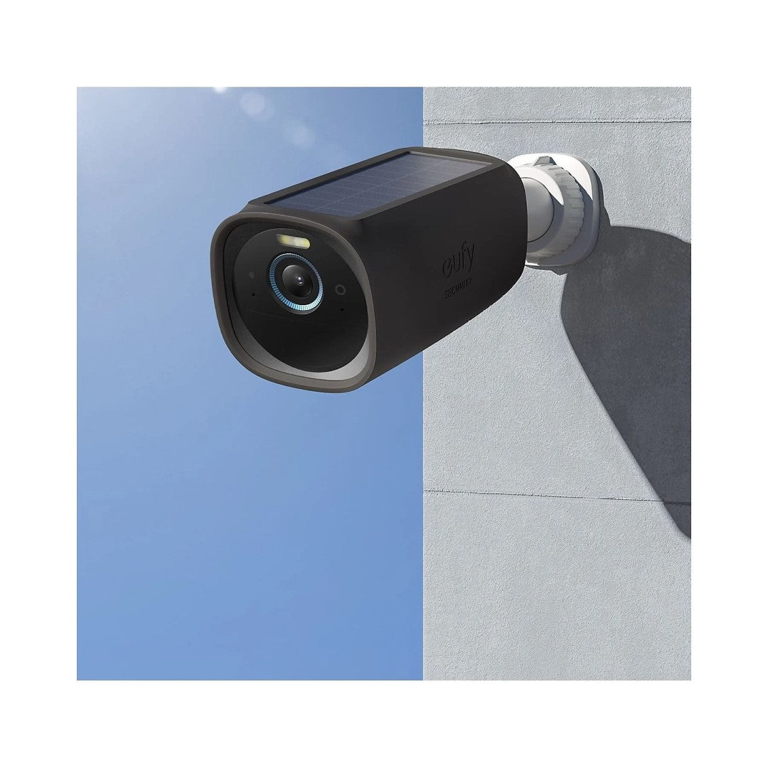 Zwarte EufyCam 3 beschermhoes voor een discrete uitstraling en UV-bescherming van de beveiligingscamera.