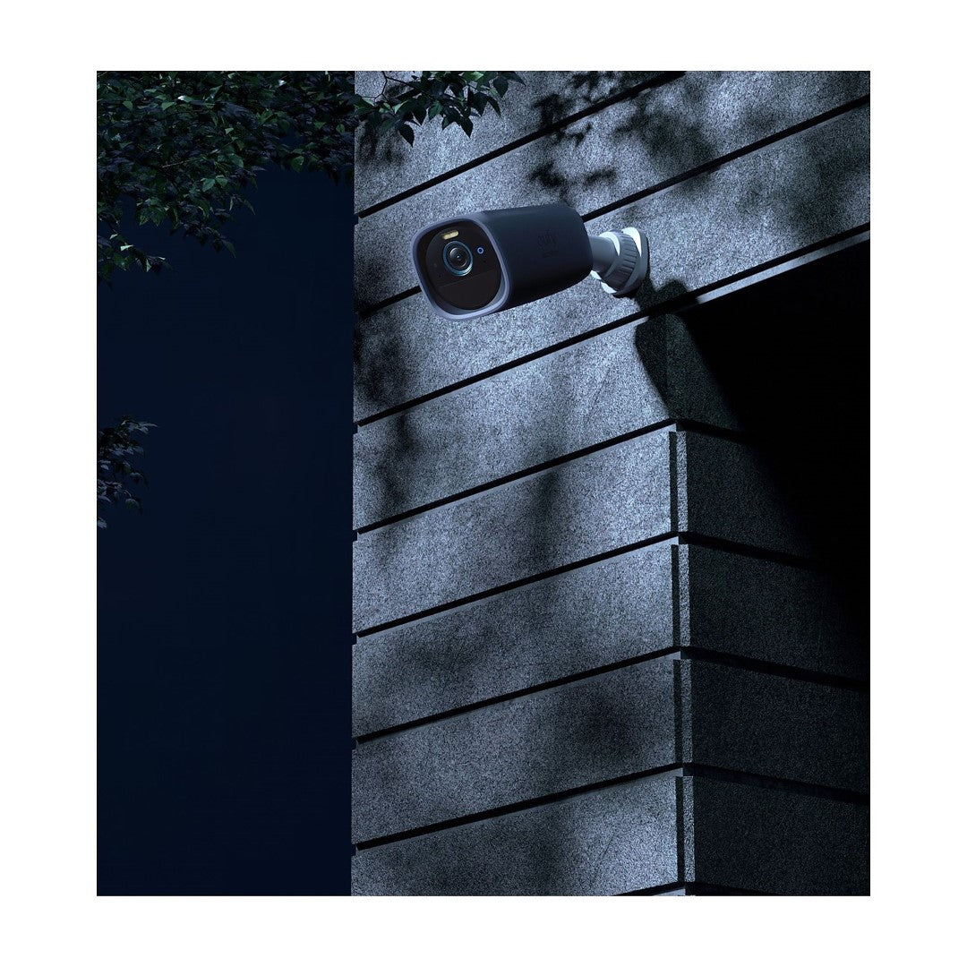 Zwarte EufyCam 3 (S330) beschermhoes gemonteerd aan een muur voor een discrete, onopvallende uitstraling.