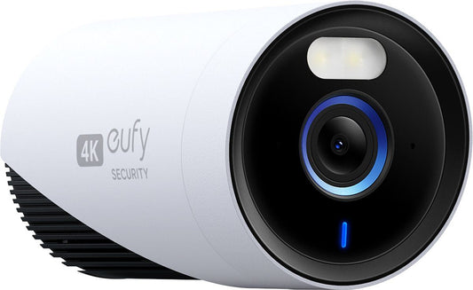 Witte Eufy E330 4K beveiligingscamera met zwarte lens, blauwe accenten en ingebouwde LED-verlichting.